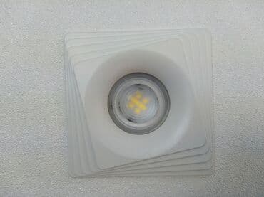 lampa: Ağ rəngli, kvadrat formalı LED işıq paneli. Panelin daxili hissəsində — 1