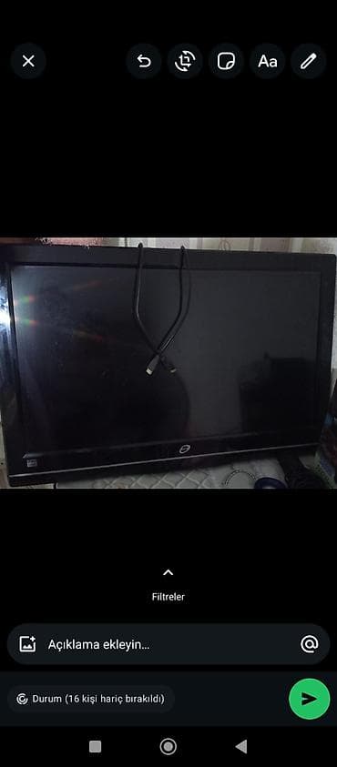 panel radiator: LED/LCD televizor, təxminən 32–37 düym ekran ölçüsü. Qara rəngli — 2