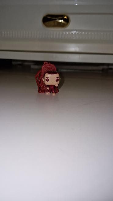 heykeller: Funko Mini – qırmızı temalı kolleksiya fiquru və arxa fon aksesuarı - — 2