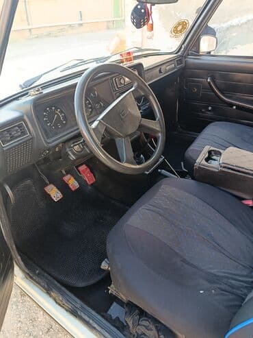 xirdalan heyet evi type 1: VAZ 2107, ağ rəng, sedan kuzov. - Xarici görünüş: ağ boya, xromlu ön — 6