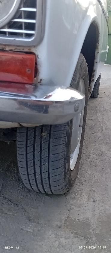 VAZ 2103, ağ rəng, klassik sedan. Xarici görünüş: - Xrom qabaq və