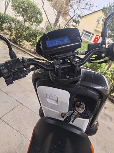 led panel: UPMT X-MAX skuter – parlaq narıncı-qara dizayn, şəhər üçün çevik və — 9