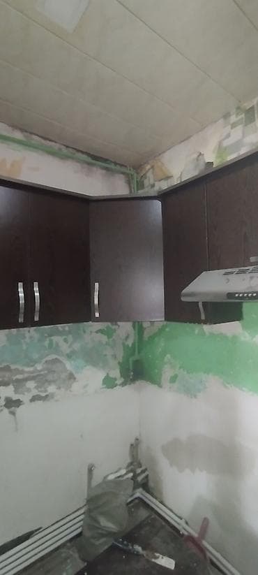 Dolablar: Mətbəx üçün asma künc şkaf komplekti. Tünd qəhvəyi, ağac naxışlı fasad — 3