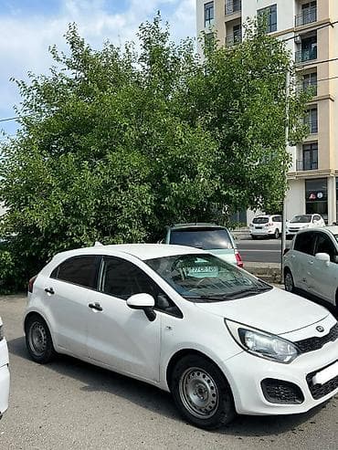 Kia Rio hatchback – ağ rəng, 5 qapı Xüsusiyyətlər: - Kuzov: 5 qapılı — 3