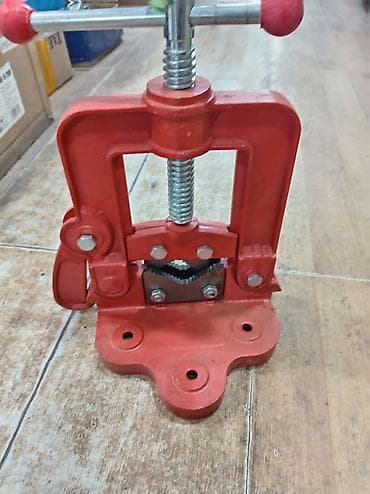 Boru sıxacı (pipe vise), stolüstü montaj üçün. - Material: ağır tökmə