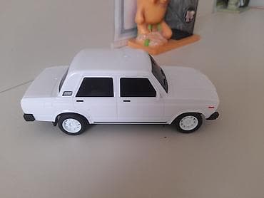 Pultlu oyuncaq maşın – klassik VAZ/Lada sedanı modeli (ağ rəng)