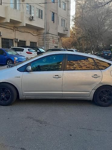 pirus: Toyota Prius (2-ci nəsil) hibrid sedan - Gümüşü rəng, 5 qapı — 2