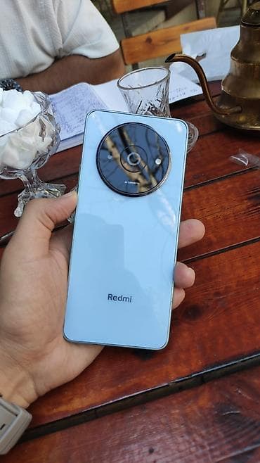 Redmi smartfon - Rəng: Açıq mavi arxa panel, şüşə teksturası - Ekran
