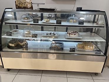 tort m: Şirniyyat vitrini – müxtəlif tort və desertlər Məhsullar soyuducu — 1