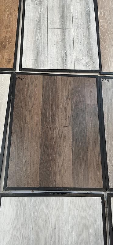 Laminat döşəmə panelləri – müxtəlif ağac naxışları və rəng çalarları