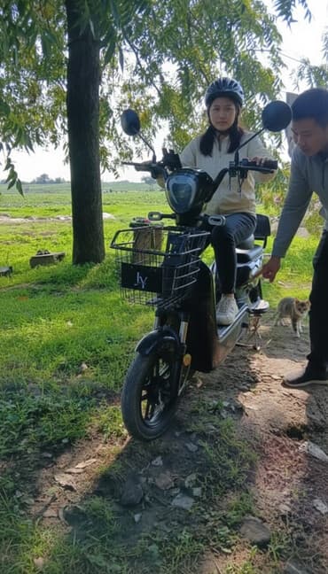 bu avtomobil traktor variantı: Elektrik skuter - Şəhər içi rahat hərəkət üçün elektrikli model - Ön — 3