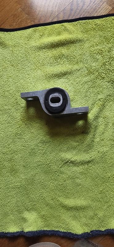 111 mator: Məhsul: Volvo orijinal hissə – mühərrik dayağı (üst kronşteyn/buşinq — 2