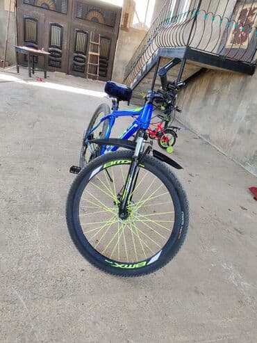 in ve yan: Dağ/şəhər tipli velosiped - Rəng: parlaq mavi gövdə, neon yaşıl şin — 2