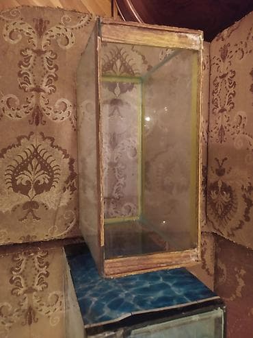 qus satisi: 2 ədət akvarium bir yerdə satilir. Birində balaça çat var, su — 5