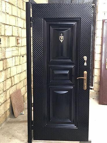 Dəmir giriş qapısı – klassik dizayn, qara rəng. - Material: möhkəm