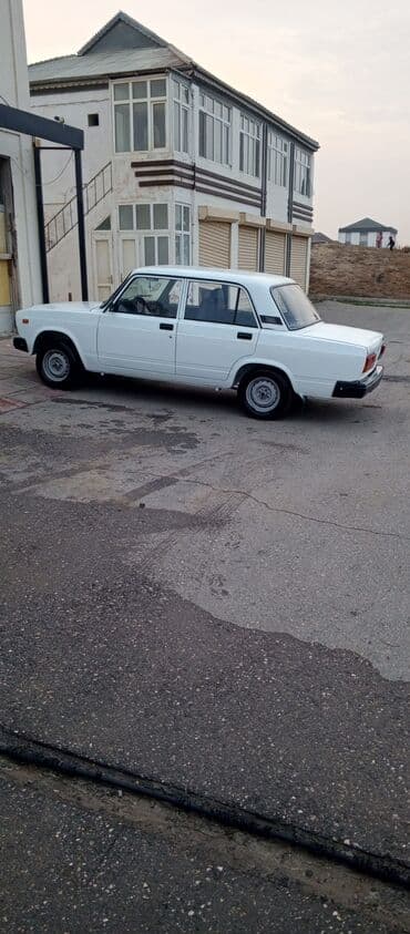 chevrolet niva 2019: LADA 2107, ağ rəngli sedan Xüsusiyyətlər: - Kuzov: 4 qapılı sedan, ağ — 5