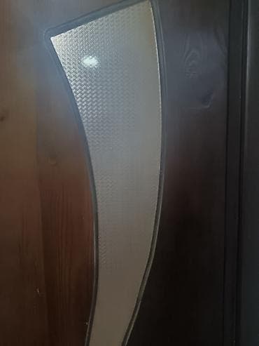 ev kapıları: Ev otaq qapıları 2 ədəddir, şəkildə göründüyü kimdir. Birinin şüşəsi — 6