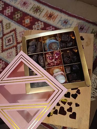 Premium şokolad konfeti qutusu - 12 bölməli, qızılı içlikli hədiyyə