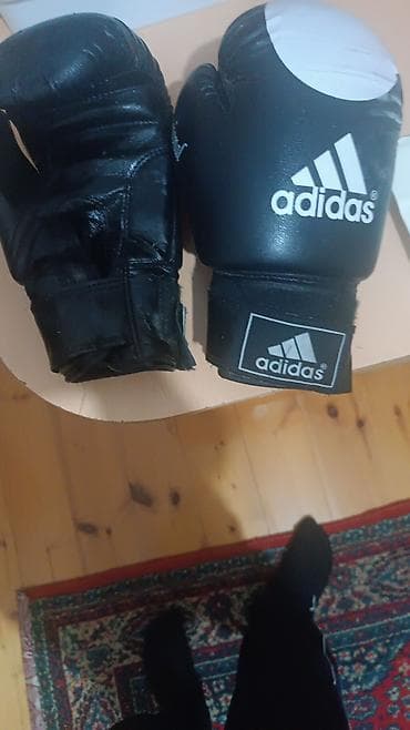 Adidas boks əlcəkləri - Brend: adidas - Rəng: qara, üst hissədə ağ