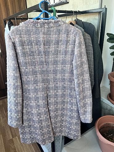 - Parça: yumşaq, teksturalı tweed (çoxrəngli – boz, çəhrayı və ağ — 3