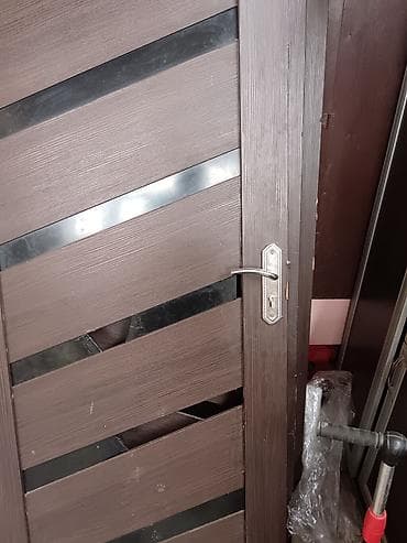 ev qapsı: Ev qapıları üç ededdir orta qara suselerinden bezileri qirilib ikisi — 2