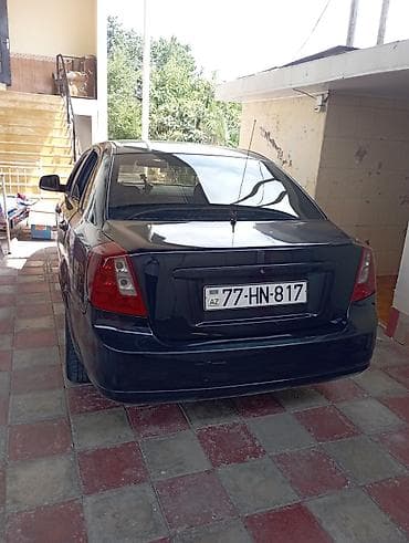 yan güzgülər s: Sedan avtomobil – qara rəng, 4 qapı, arxa ötürücülü. Nömrə: 77-HN-817 — 2