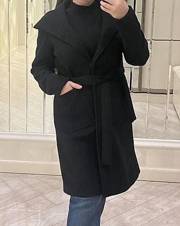 paltolar 2022: Qara rəngli qadın paltosu - Klassik dizayn, beldən kəmərlə bağlanır - — 1