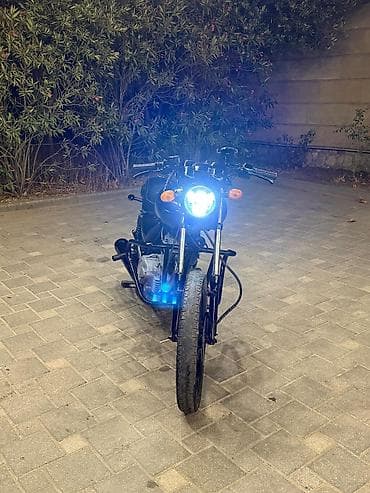 Kafe-reyser üslubunda modifikasiya olunmuş çopper tipli motosiklet — 2