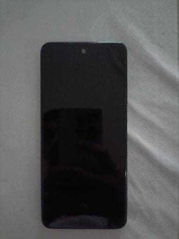 Smartfon – 6,7" təxmini tam ekranlı ön panel, mərkəzdə punch‑hole ön — 4