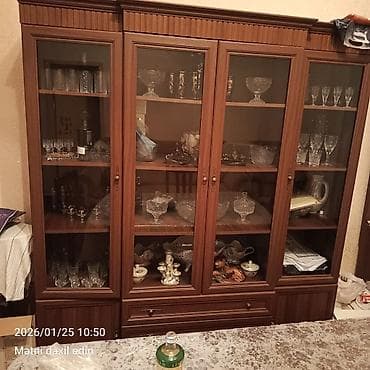 kitab skafi: Taxta vitrin şkaf - Klassik üslubda, qəhvəyi rəngli taxta vitrin - 4 — 1