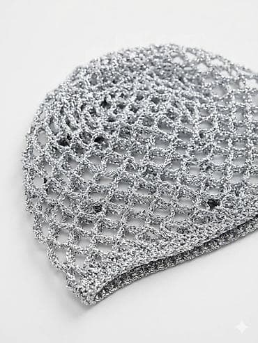 Головные уборы: Gümüşü rəngli, tor naxışlı toxunma baş örtüyü (beanie-style). - — 1