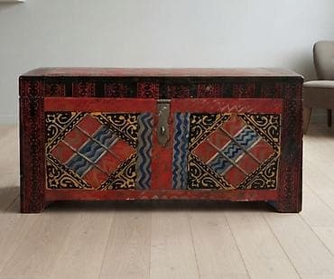 kilimler: Rəngarəng naxışlarla bəzədilmiş taxta sandıq. - Material: massiv — 1