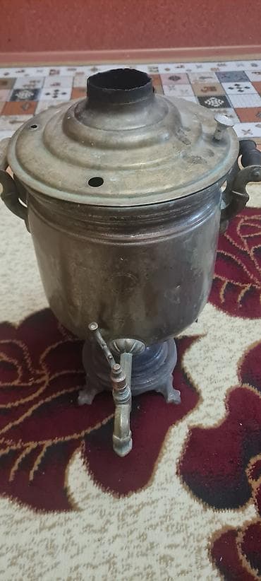 Antik kömürlə işləyən samovar - Material: metal gövdə, bərk əsas və