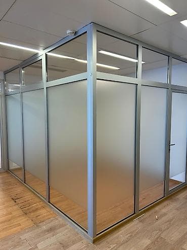 Офисная мебель на заказ: Alüminium çərçivəli ofis şüşə bölməsi - Material: gümüş rəngli — 4