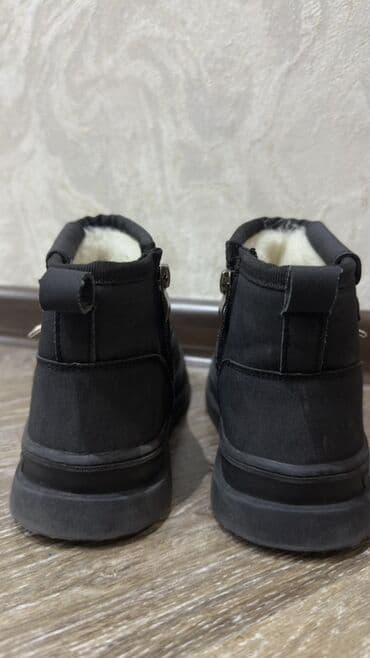 белые резиновые сапоги: Угги, цвет - Черный, Новый — 3