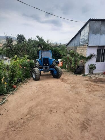 kamaz su masini: Mavi rəngli təkərli kənd təsərrüfatı traktoru. Əsas xüsusiyyətlər: - — 5