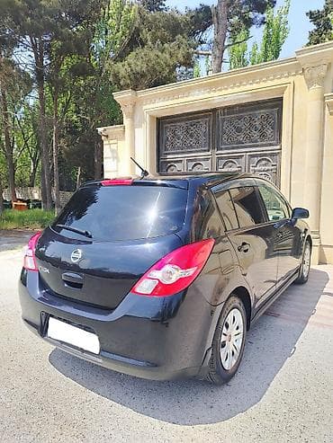panel satisi: Nissan Tiida hatchback — qara rəng, 5 qapı, şəhər üçün qənaətcil və — 2