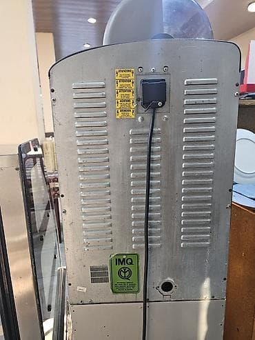 vending machine: Bu, İtaliya istehsalı müxtəlif isti içkilər təklif edən boz rəngli — 2