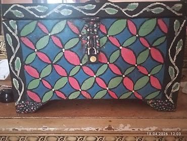 Rəngli naxışlı taxta sandıq - Material: taxta, üstü əl işi dekorativ