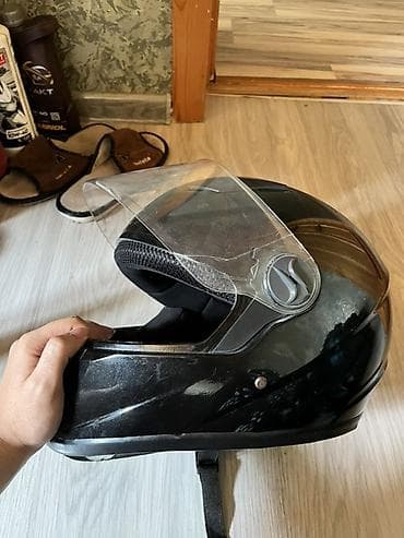 Moto dəbilqə – tam üz (full-face) tipli, qara rəng. Xüsusiyyətlər: - — 2