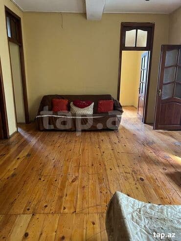 mikrorayon kiraye evler: Geniş və işıqlı otaqlardan ibarət mənzil. Taxta döşəmələr, hündür — 10