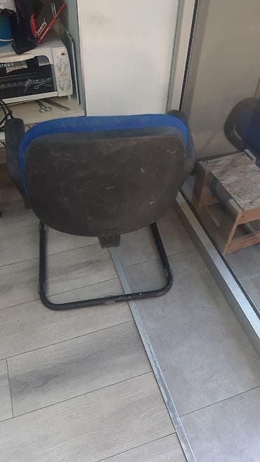 ipek parça: Ofis kreslosu – mavi parça oturacaq və bel hissəsi, qara metal “sled” — 2