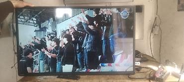 Ekran ölçüsü təxminən 40–43 düym olan LED televizor. Xüsusiyyətlər: -