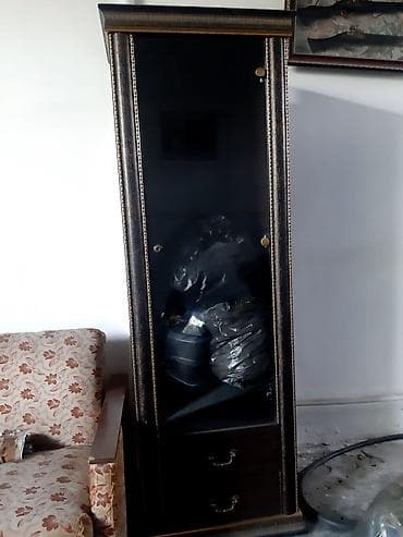 kalidor skafi: Şüşə vitrin dolabı
yep yenidir 80Manat — 1