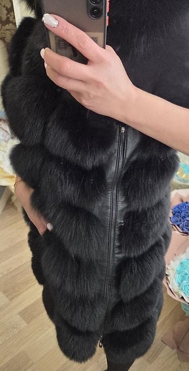 Cinslər: Qara rəngli kürk jilet — kapüşonlu, fermuarlı model - Material: sıx — 1