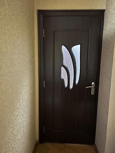 Qapı – daxili istifadə üçün, tünd qəhvəyi rəng, modern naxışlı dizayn