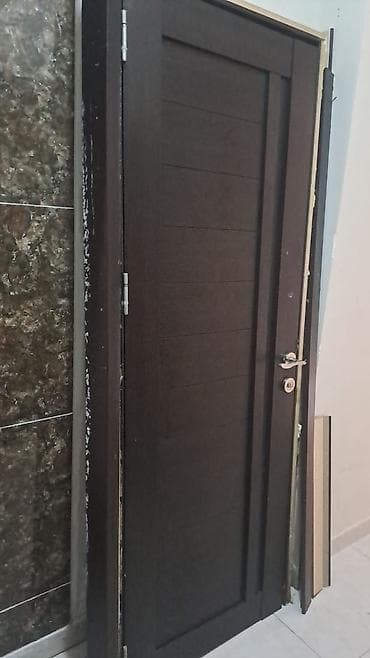 otag qapi: Daxili otaq qapısı – tünd qəhvəyi rəngdə, minimalistik panelli dizayn — 1