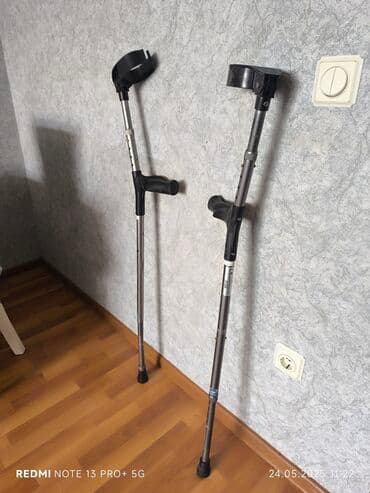 Alüminiumdan hazırlanmış, dirsək dayaqları olan cüt əsa. Hündürlüyü