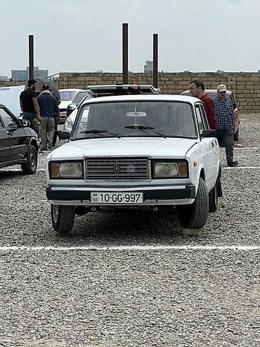 vaz 2101: VAZ 2107 sedan – ağ rəngli, klassik kuzov dizaynı ilə. Azərbaycan — 10