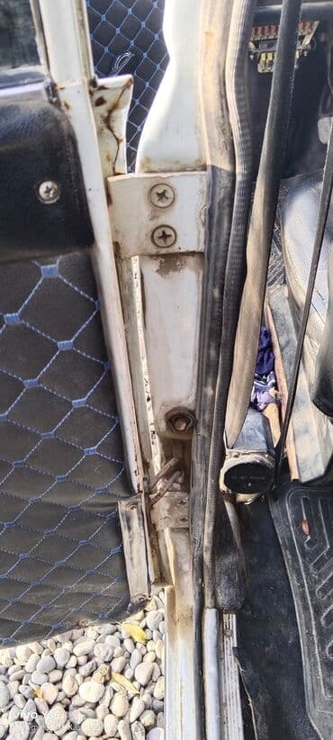 vaz 2106 ehtiyat hisseleri qiymeti: VAZ 2106 (klassik “Jiguli”) – ağ rəngli sedan Xarici: - Dördgöz ön — 2